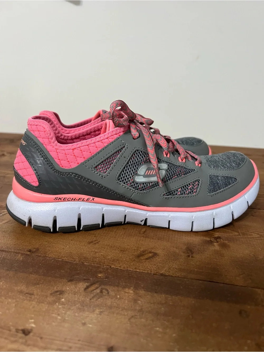 Sketchers Memory Foam Relaxed Fit Sneakers Womens 7.5 Pink Gray